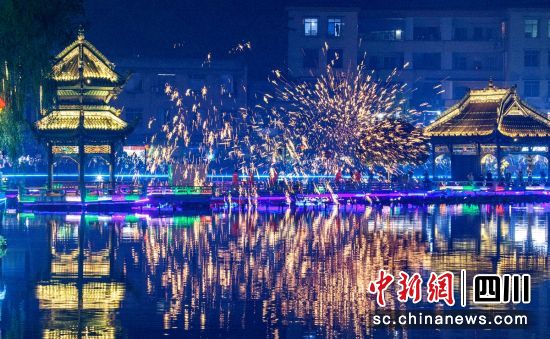 富顺西湖夜景。富顺融媒 供图 富顺西湖夜景。富顺融媒 供图
