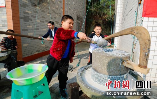 体验磨豆花。富顺融媒 供图 体验磨豆花。富顺融媒 供图