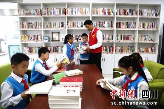 职工书屋成社区群众精神家园。雷生 摄 职工书屋成社区群众精神家园。雷生 摄