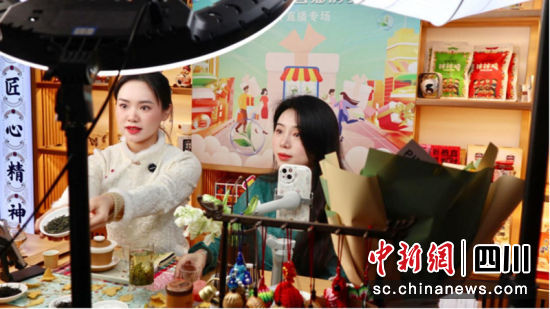 茶叶专场直播活动现场。吴友 摄 茶叶专场直播活动现场。吴友 摄