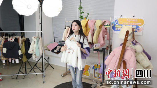 服装专场直播活动现场。吴友 摄 服装专场直播活动现场。吴友 摄