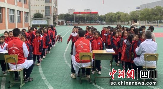 图为小儿先心病筛查。成都市第六人民医院供图 图为小儿先心病筛查。成都市第六人民医院供图