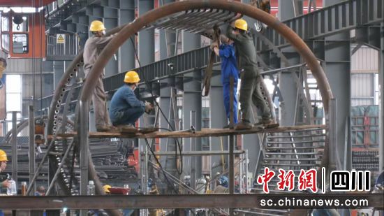 陆亨能源工作人员正在作业。 江油市委宣传部供图 陆亨能源工作人员正在作业。 江油市委宣传部供图