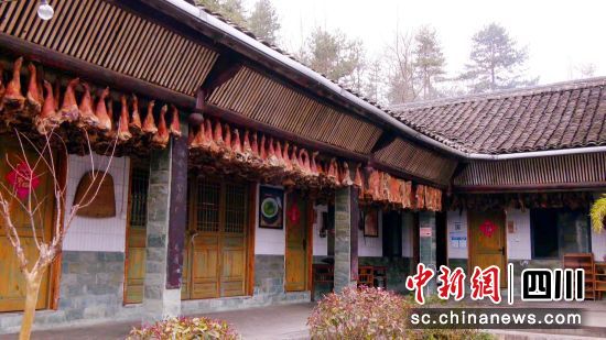 广元曾家山一村民屋檐下悬挂着腊肉。冉金鹭 摄 广元曾家山一村民屋檐下悬挂着腊肉。冉金鹭 摄