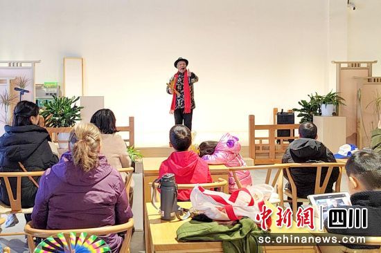 非遗传承人余公正进行金钱板表演。(四川省非物质文化遗产保护中心 供图) 非遗传承人余公正进行金钱板表演。(四川省非物质文化遗产保护中心 供图)