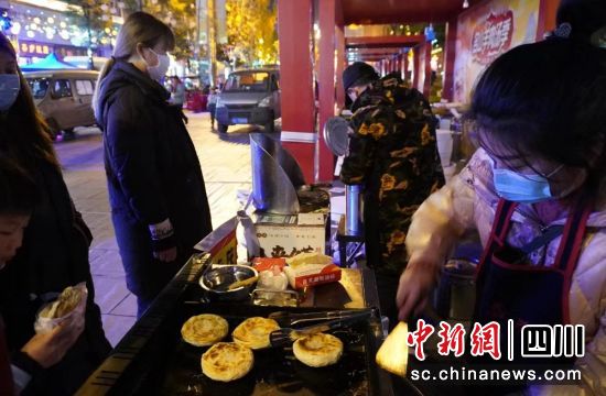 市民品尝特色小吃。名山融媒 供图 市民品尝特色小吃。名山融媒 供图