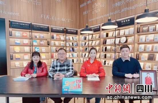 王丽萍与主播们在新网银行直播间。新网银行供图 王丽萍与主播们在新网银行直播间。新网银行供图