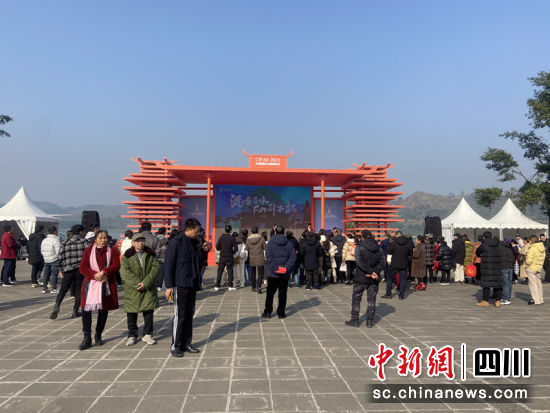 品酒现场。蒋雪梅 摄 品酒现场。蒋雪梅 摄