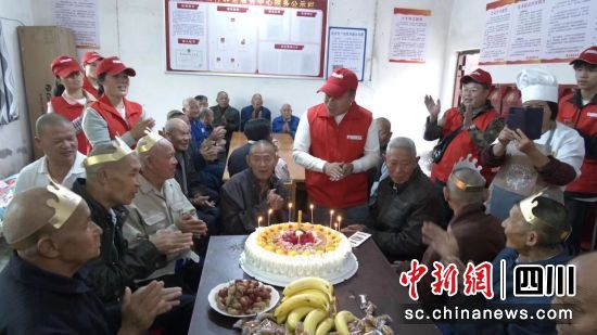 志愿者到敬老院开展活动。郭明 摄 志愿者到敬老院开展活动。郭明 摄