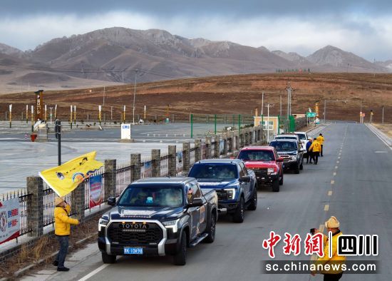 赛车在四川省若尔盖县花湖生态旅游区举行比赛出发仪式。曹政 摄 赛车在四川省若尔盖县花湖生态旅游区举行比赛出发仪式。曹政 摄