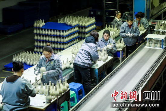 华艺陶瓷制品有限公司自动化生产线上一派忙碌,工人在抽检生产过程中的产品状况,确保质量关。李贵平摄 华艺陶瓷制品有限公司自动化生产线上一派忙碌,工人在抽检生产过程中的产品状况,确保质量关。李贵平摄