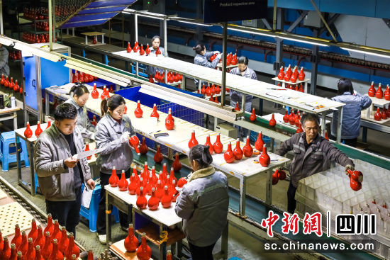 工人在抽检生产过程中的产品状况,确保质量关。李贵平摄 工人在抽检生产过程中的产品状况,确保质量关。李贵平摄