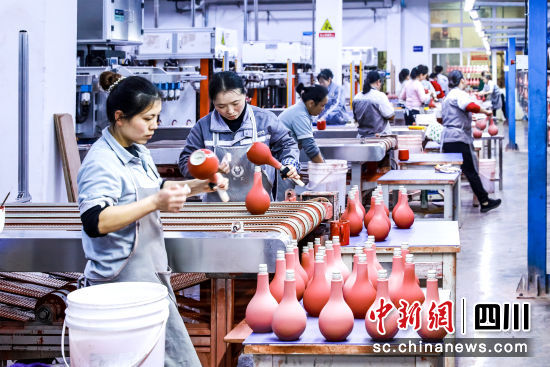 工人在抽检生产过程中的产品状况,确保质量关。李贵平摄 工人在抽检生产过程中的产品状况,确保质量关。李贵平摄