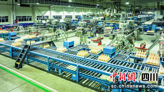 赶制产品满足市场需求。李贵平摄 赶制产品满足市场需求。李贵平摄