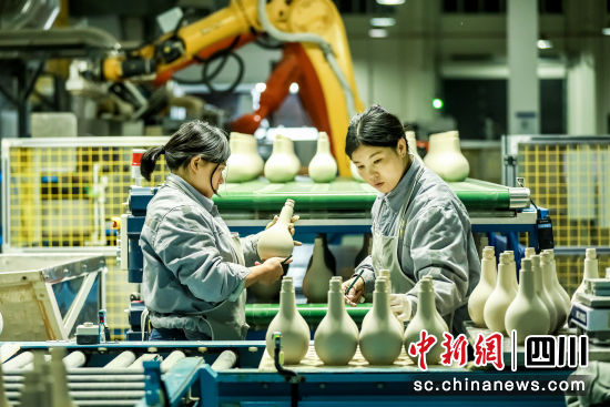 工人在抽检生产过程中的产品状况,确保质量关。李贵平摄 工人在抽检生产过程中的产品状况,确保质量关。李贵平摄