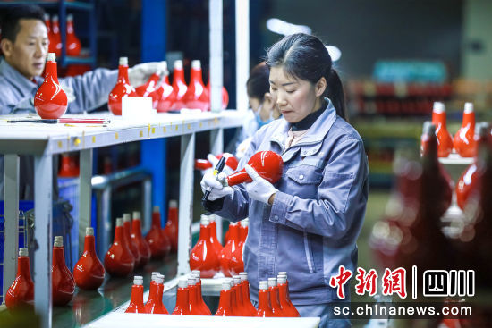 工人在抽检生产过程中的产品状况,确保质量关。李贵平摄 工人在抽检生产过程中的产品状况,确保质量关。李贵平摄