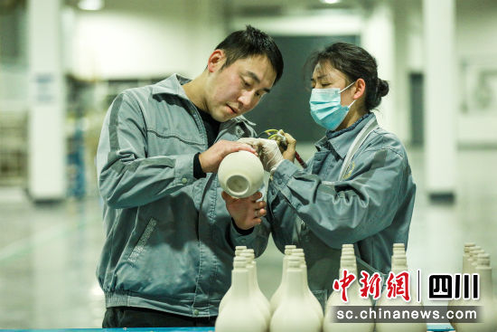 工人在抽检生产过程中的产品状况,确保质量关。李贵平摄 工人在抽检生产过程中的产品状况,确保质量关。李贵平摄