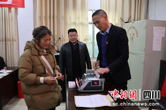 村民领取分红。 绵竹市融媒体中心供图 村民领取分红。 绵竹市融媒体中心供图