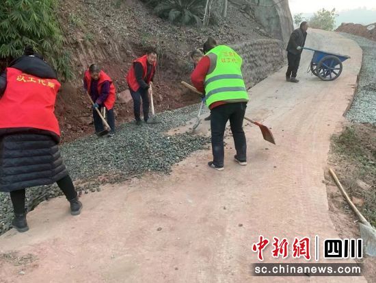 道路加宽施工现场。 三台县委宣传部供图 道路加宽施工现场。 三台县委宣传部供图
