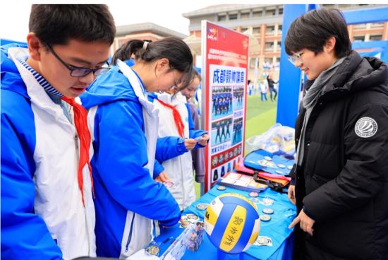 学生们在现场体验体育课程 学生们在现场体验体育课程