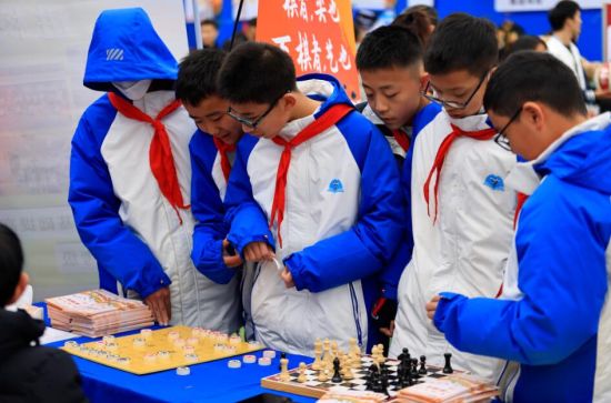 学生们在现场体验体育课程 学生们在现场体验体育课程