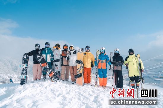 游客在西岭雪山景区滑雪。西岭雪山景区供图 游客在西岭雪山景区滑雪。西岭雪山景区供图