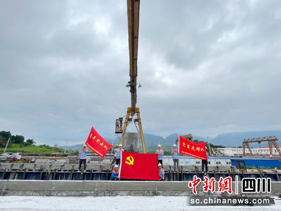 叙永制梁场承揽的叙毕铁路(川滇段)T梁生产任务全部完成。中铁八局七公司 供图 叙永制梁场承揽的叙毕铁路(川滇段)T梁生产任务全部完成。中铁八局七公司 供图