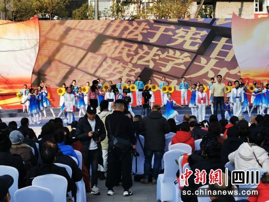 广元利州“宪法宣传进社区”文艺演出活动现场。李全民 摄 广元利州“宪法宣传进社区”文艺演出活动现场。李全民 摄