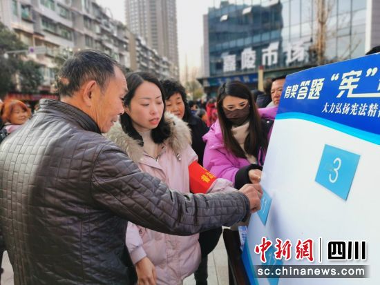 市民积极参加法律知识有奖答题。李全民 摄 市民积极参加法律知识有奖答题。李全民 摄