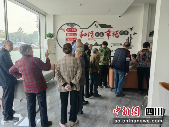 便民服务站办事群众。 黄许镇供图 便民服务站办事群众。 黄许镇供图