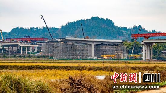 开梁高速双幅转体桥施工现场。黄潇彧 摄 开梁高速双幅转体桥施工现场。黄潇彧 摄