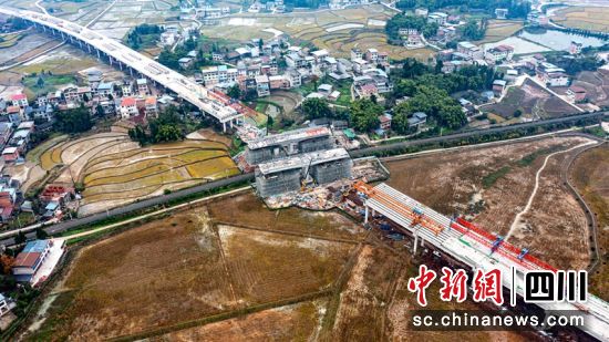 开梁高速报恩寺村特大桥建设现场。黄潇彧 摄 开梁高速报恩寺村特大桥建设现场。黄潇彧 摄
