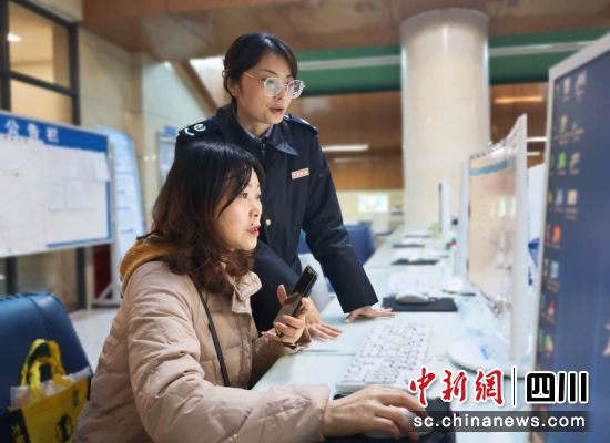 工作人员正在协助群众自助办理相关事项。廖桂华 摄 工作人员正在协助群众自助办理相关事项。廖桂华 摄