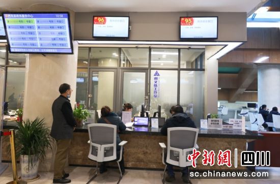 西充县政务服务中心办事窗口。廖桂华 摄 西充县政务服务中心办事窗口。廖桂华 摄