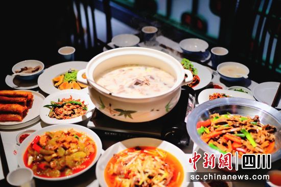 简阳羊肉汤。(简阳市文化体育和旅游局 供图) 简阳羊肉汤。(简阳市文化体育和旅游局 供图)