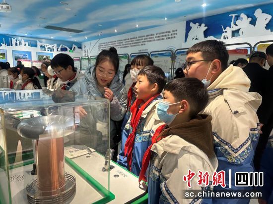 学生参观流动科技馆。汶川县委宣传部供图 学生参观流动科技馆。汶川县委宣传部供图