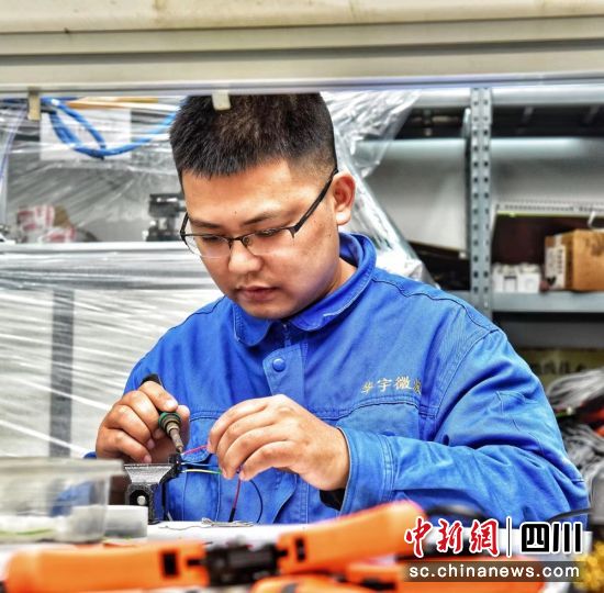 工作在培育人造钻石。成都华宇微波 供图 工作在培育人造钻石。成都华宇微波 供图