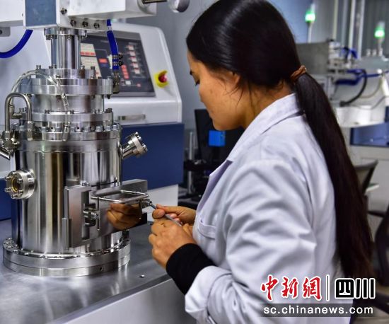 工作在培育人造钻石。成都华宇微波 供图 工作在培育人造钻石。成都华宇微波 供图
