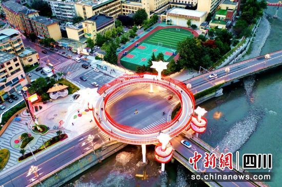 汶川“网红”人行天桥。汶川县委宣传部 供图 汶川“网红”人行天桥。汶川县委宣传部 供图