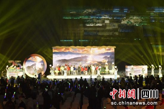 启幕仪式上精彩的文艺表演。记者 刘忠俊 摄 启幕仪式上精彩的文艺表演。记者 刘忠俊 摄