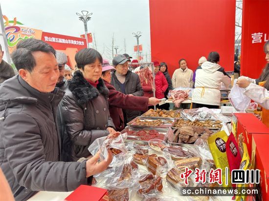 展销活动现场,吸引众民众抢购特色土特产。王爵 摄 展销活动现场,吸引众民众抢购特色土特产。王爵 摄