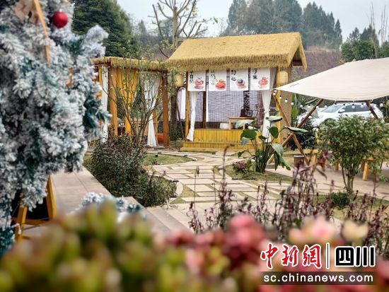 红碑村“新村民”彭志华打造的“原野餐吧”。杨雪 摄 红碑村“新村民”彭志华打造的“原野餐吧”。杨雪 摄