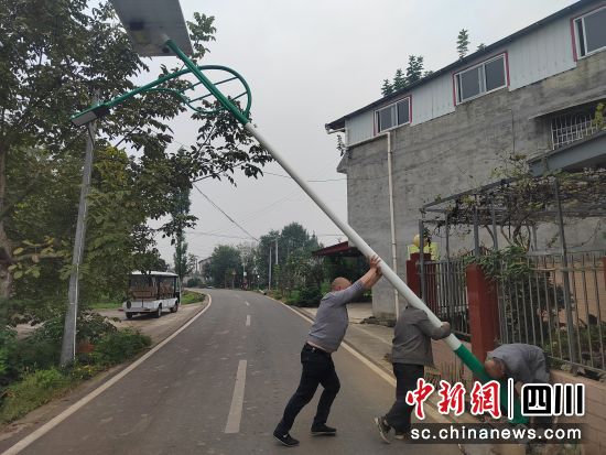 安装路灯。 孝感街道供图 安装路灯。 孝感街道供图