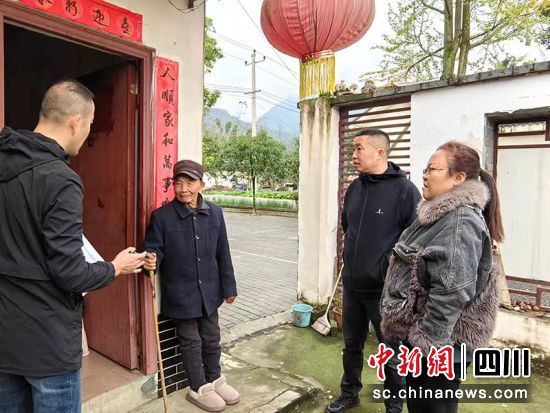 人大代表走村入户了解民意。 绵竹市融媒体中心供图 人大代表走村入户了解民意。 绵竹市融媒体中心供图