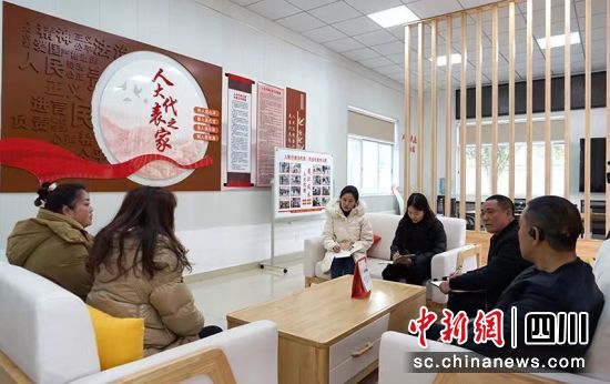 群众在人大代表之家反映问题。 绵竹市融媒体中心供图 群众在人大代表之家反映问题。 绵竹市融媒体中心供图