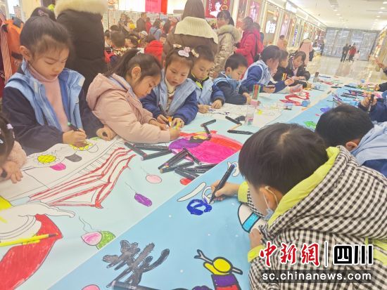 儿童在百米长卷上绘画。 陈倩 摄 儿童在百米长卷上绘画。 陈倩 摄