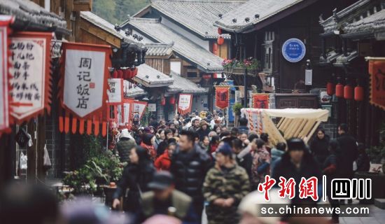 西岭雪山酒市受游客青睐。黄进喜 摄 西岭雪山酒市受游客青睐。黄进喜 摄