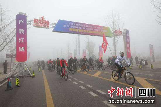 2023宜宾市首届长江社区文化节第三片区社区湾区打卡游暨南溪区城市社区欢乐骑行活动现场。王浩 摄 2023宜宾市首届长江社区文化节第三片区社区湾区打卡游暨南溪区城市社区欢乐骑行活动现场。王浩 摄