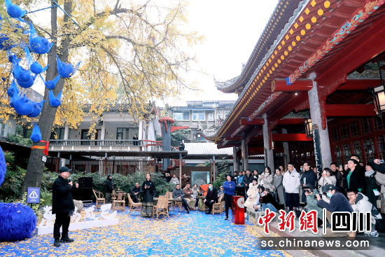 图为艺术家夏科向公众介绍展览基本情况。成都文旅集团 供图 图为艺术家夏科向公众介绍展览基本情况。成都文旅集团 供图