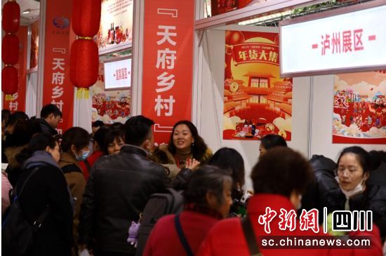 市民游客纷纷前来购物打卡。 市民游客纷纷前来购物打卡。